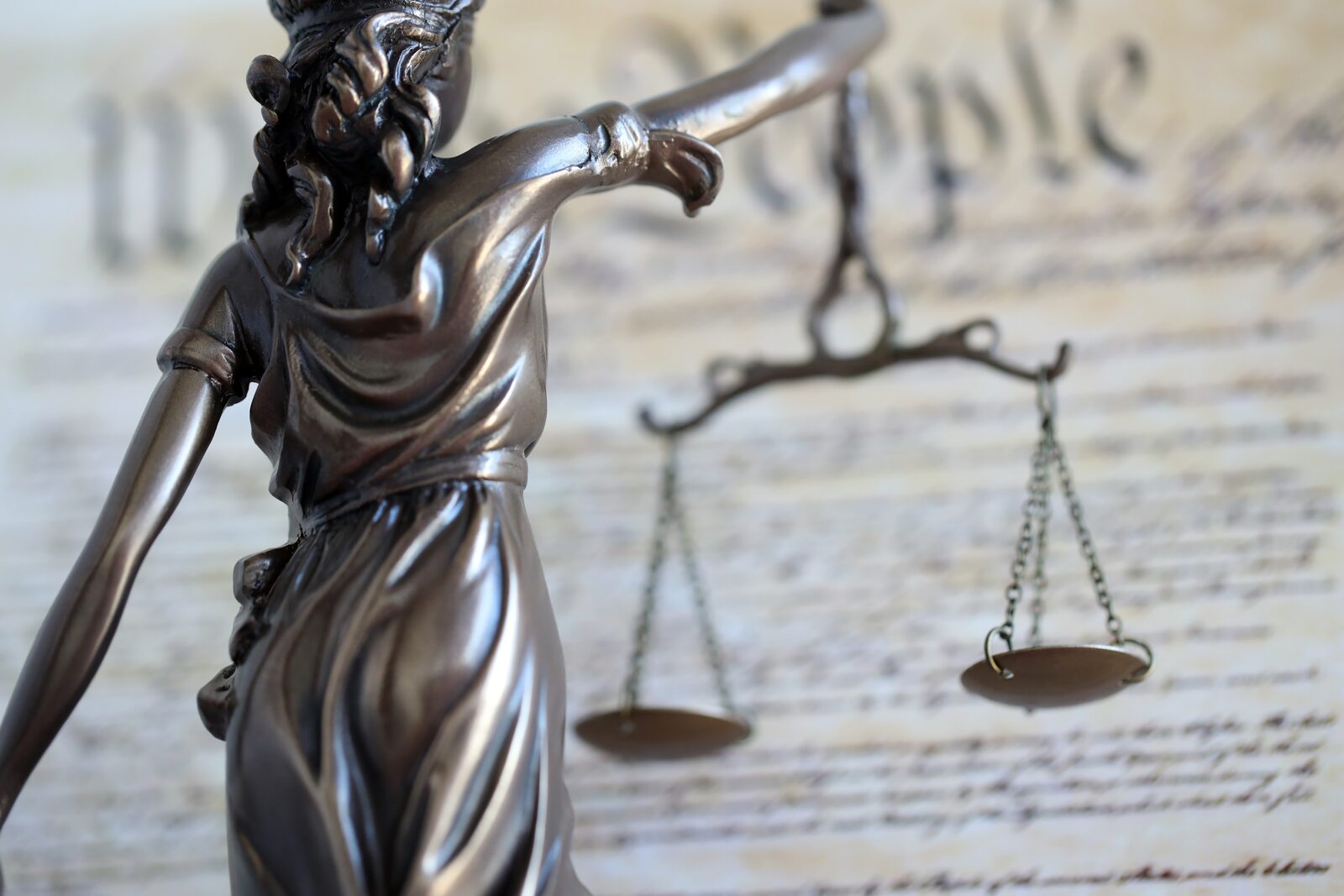 Justitia med vægtskålen