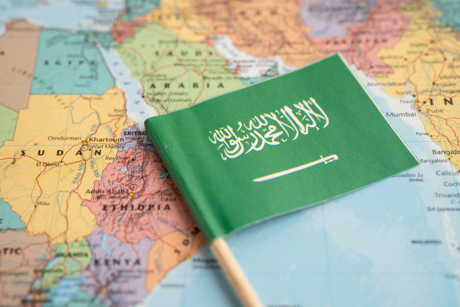 Saudi-Arabiens flag på et kort
